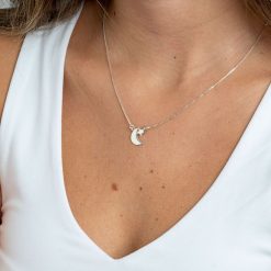 collier Lune et Étoile en argent porté