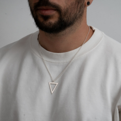 collier triangle homme porté