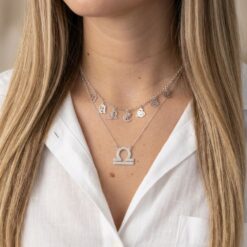 Collier Signe Astrologique Balance en argent 925 porté avec un collier initiales gothiques