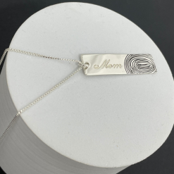 collier barre personnalisé avec empreinte et prénom