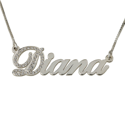 Collier prénom avec Initiale en zirconium . Le collier est en argent 925