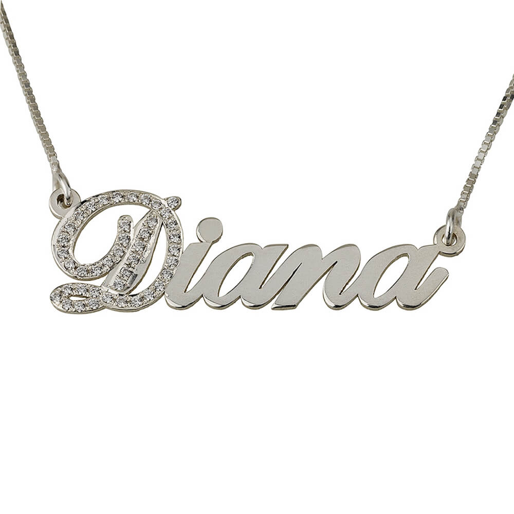 Collier prénom avec Initiale en zirconium . Le collier est en argent 925