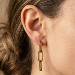 Boucles d'Oreilles Pendantes en Acier Inoxydable Doré portées