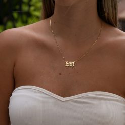 collier chiffres d'ange porté avec une chaîne vénitienne