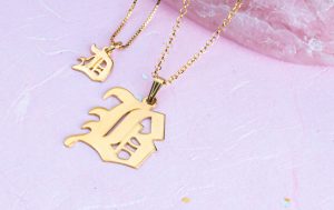photo de colliers initiales en plaqué or