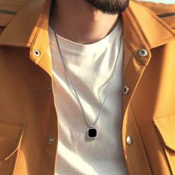 Collier pendentif onyx noir et argent porté sur un t-shirt blanc