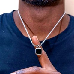 Collier pendentif onyx noir et argent porté sur un t-shirt bleu