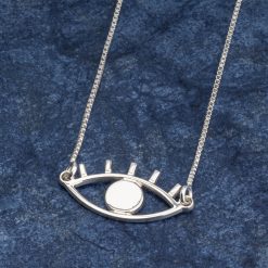 Collier œil soleil en argent sur fond bleu