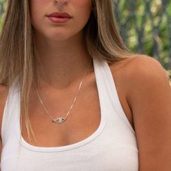 Collier solieil œil porté sur décolleté