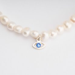 Collier perles avec pendentif mauvais œil bleu, gros plan