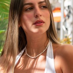 Collier perles avec pendentif mauvais œil porté sur tenue d'été