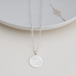 Femme portant le collier mauvais œil triangle