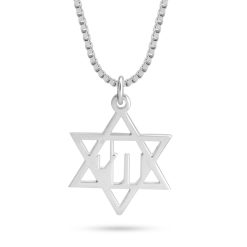 Collier Étoile de David avec symbole "Hai" central en argent 925 sur fond blanc isolé. Pendentif judaïca artisanal avec finition brillante et chaîne maille vénitienne. Bijou religieux protecteur, cadeau idéal pour Bar Mitzvah, Bat Mitzvah ou célébrations juives.