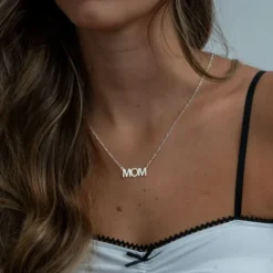 Collier MOM en argent avec chaîne figaro 2 mm. Cadeau fête des mères.