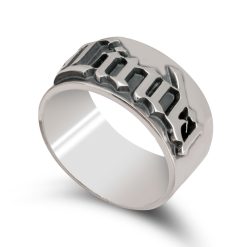 Bague prénom gothique détail typographie en relief