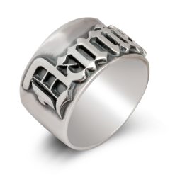 Bague prénom gothique vue latérale de l’anneau large