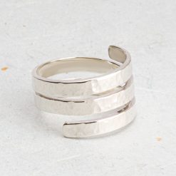 Bague triple spirale portée en situation sur la main