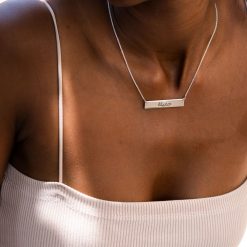 Collier Barre Personnalisé avec Prénom Arabe en argents sterling 925 porté