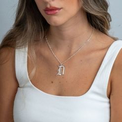 collier initiale vieil anglais martelée