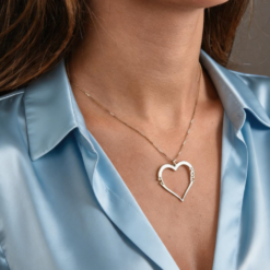 Collier Cœur avec 2 Prénoms en Hébreu en argent sterling : un bijou unique pour célébrer l'amour. Le cadeau idéal pour porter vos liens les plus chers comme à la fête des mères.