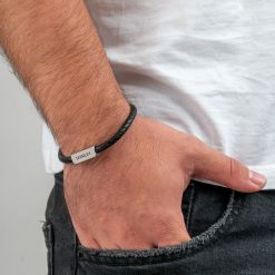 Bracelet homme gravé tressé porté au poignet. Possibilité de graver sur le pendentif barre 3d jusqu'à 4 prénoms, mots ou date