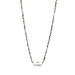 Photo de studio haute résolution d'un collier cubique personnalisé pour homme en acier inoxydable sur un fond blanc pur, mettant en valeur la maille vénitienne épaisse et la gravure "Dan 11.3.2022"