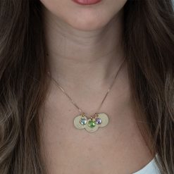 Collier maman pierre de naissance porté avec tendresse