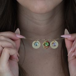Collier Maman Médailles Gravées avec Pierres de Naissance en plaqué or, porté. Ce modèle présent 3 médailles et 3 pierres de naissance