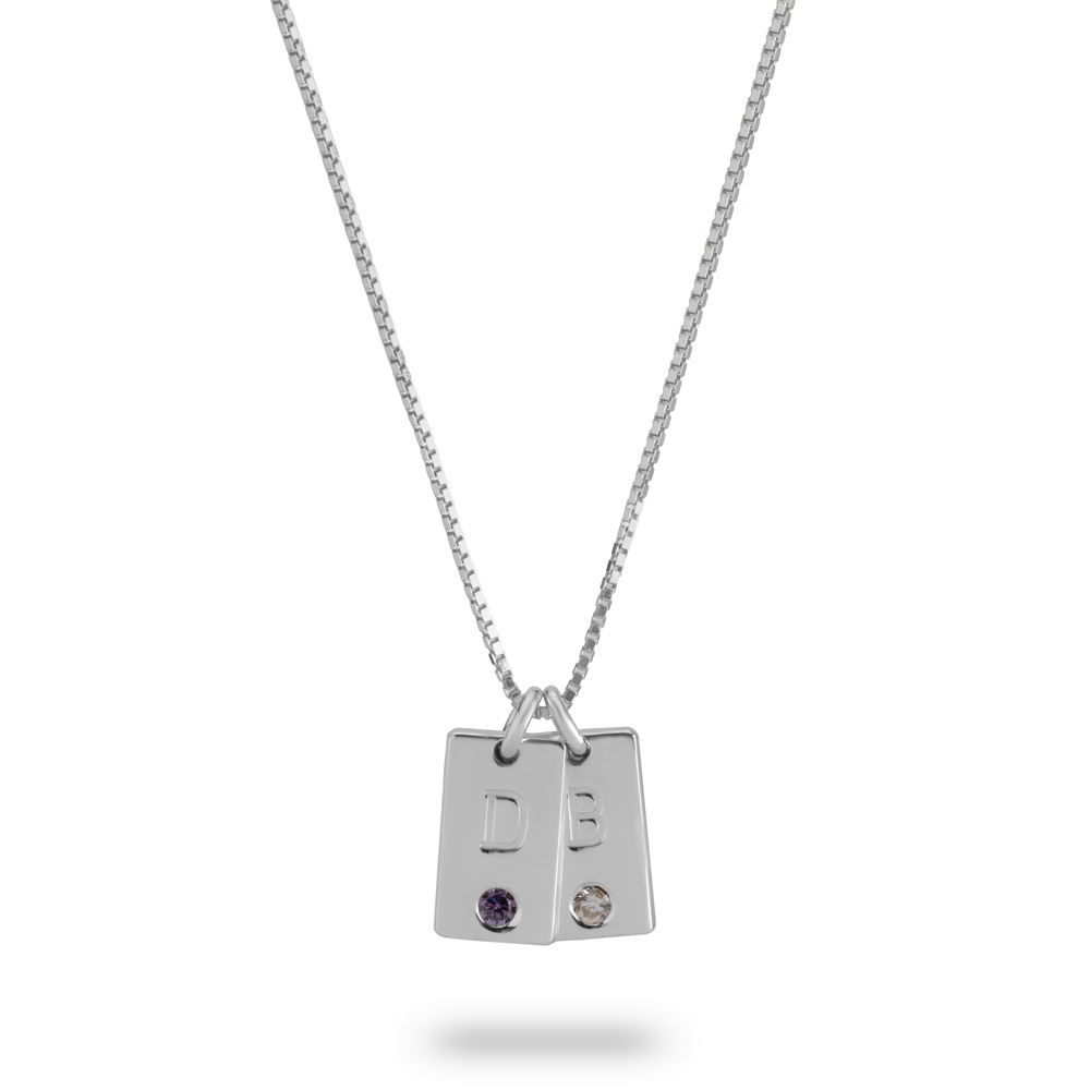 Collier pour maman avec initiale enfant et pierre de naissance en argent sterling 925. Sur l'image le collier possède 2 pendentifs rectangulaires chacun gravé d'une initiale majuscule et serti d'une pierre de naissance.
