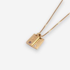 Collier pour maman avec initiale enfant et pierre de naissance en plaqué or. Sur l'image le collier possède 2 pendentifs rectangulaires chacun gravé d'une initiale majuscule et serti d'une pierre de naissance.