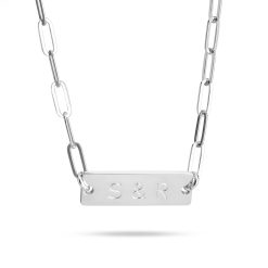 Collier avec pendentif barre horizontale en argent 925 gravé des initiales "S & R", suspendu à une chaîne en maille trombone lumineuse sur fond blanc. vue principale