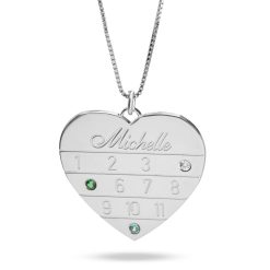 Zoom sur collier cœur personnalisé avec pierres de naissance pour maman en plaqué or. Bijou gravé pour la fête des mères ou un anniversaire.