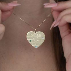 Collier Cœurs avec Prénoms et Pierres de Naissance pour Maman - gros plan détails