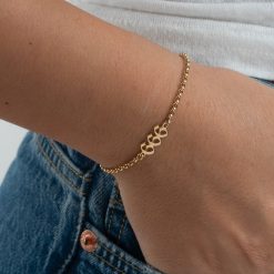 Bracelet Chiffres d’Ange porté au poignet avec style spirituel