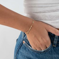 Bracelet Prénom Délicat avec Charm Pierre de Naissance - porté par modèle