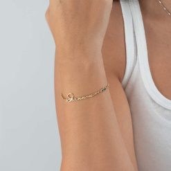 Bracelet Prénom Délicat avec Charm Pierre de Naissance en plaqué or porté au poignet.