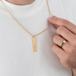 Collier Empreinte Digitale Homme porté par un homme vue lifestyle