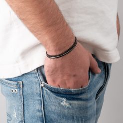 Bracelets Homme Noirs en accumulation masculine minimaliste portés avec un Tshirt blanc