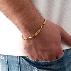 Bracelet Corde Homme porté avec plaque personnalisée en finition dorée