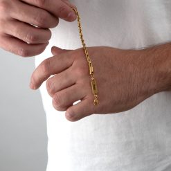 Bracelet Corde Homme en acier inoxydable doré porté avec élégance