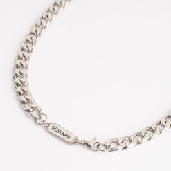 Collier Homme Gravé gros plan sur maillons cubains et plaque