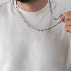 Collier Homme Gravé porté avec plaque hexagonale personnalisée