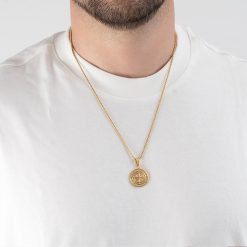 Collier boussole de couleur or porté