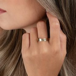 Bague ouverte personnalisée portée avec gravure délicate