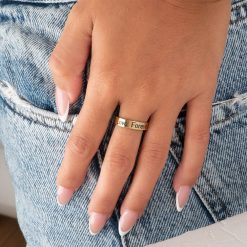 Bague ouverte personnalisée ajustable portée au quotidien