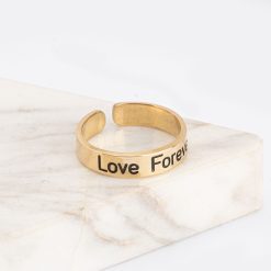 Bague ouverte personnalisée gravée en mise en scène élégante
