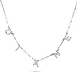 Collier Choker Initiales personnalisé en argent 925 avec 5 initiales montées sur une chaîne rollo . vue principale sur fond blanc