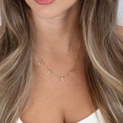 Collier Choker Initiales en plaqué or avec chaîne rollo. Idée cadeau personnalisé ultra féminin