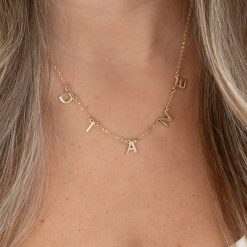 Collier Choker Initiales en plaqué or avec chaîne rollo porté. inspiration cadeau personnalisé