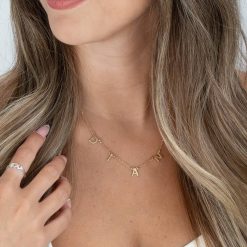 Collier Choker Initiales en plaqué or avec chaîne rollo. inspiration cadeau personnalisé